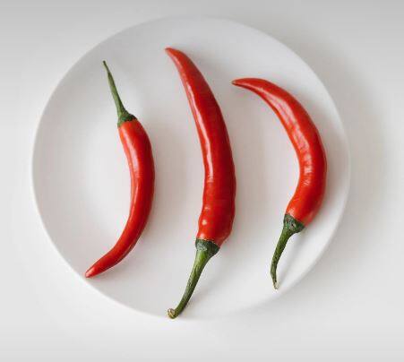 राज्यात कुठे थंडीचा कडाका जाणवत आहे तर कुठे ढगाळ वातावरण असल्याचं चित्र दिसत आहे. या बदलत्या वातावरणामुळं राज्यातील शेतकरी चिंतेत आहेत.