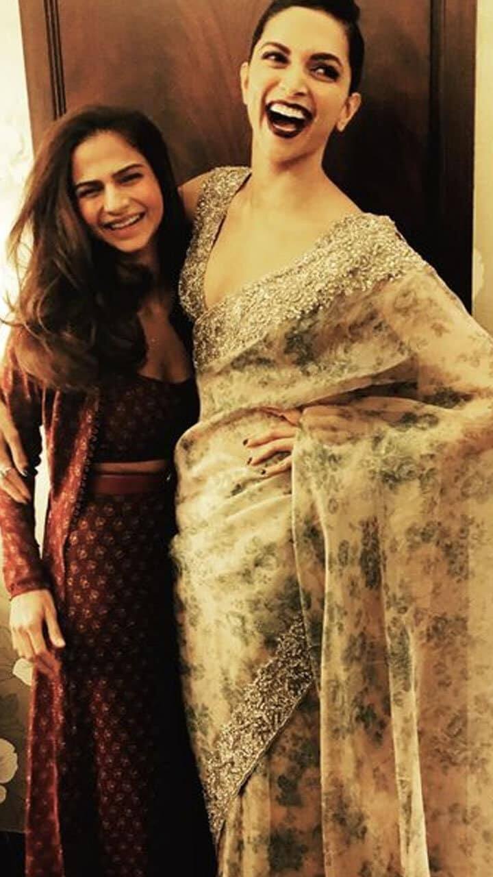 फोटो में दीपिका के साथ मुस्कुराती हुई नजर आ रहीं ये हसीना कोई एक्ट्रेस नहीं बल्कि उनकी डिजाइनर शालीना नथानी हैं.