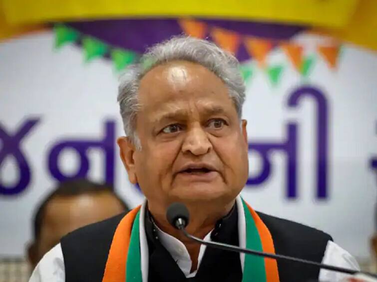 Ashok Gehlot says modi government scared of bharat jodo yatra health minister first wrote a letter to pm over covid protocol  Ashok Gehlot : आरोग्यमंत्र्यांनी आधी पंतप्रधानांना पत्र लिहावं, सरकार भारत जोडो यात्रेला घाबरलं; अशोक गेहलोतांचा निशाणा 