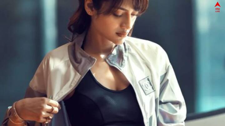 ইন্সটায় এদিন একরাশ ছবি পোস্ট করলেন টলিউড অভিনেত্রী নুসরত।  সিলভার গ্রে কালারের ওয়ার্কআউটের পোশাক পরে এদিন কফির কাপে চুমুক দিলেন টলিউড ডিভা।