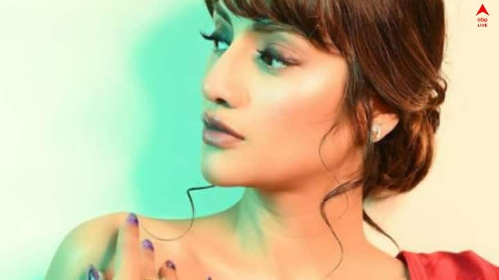 তবে শীতের আমেজ কফি খেয়েই ঘুম ভাঙান অনেকেই। ক্যাফাইন মূলত জাগিয়ে  দিতে সাহায্য করে। তাই অনেকসময়ই হেভি ডায়েটে থাকলেও কফিটা তালিকায় রেখেই দেন।