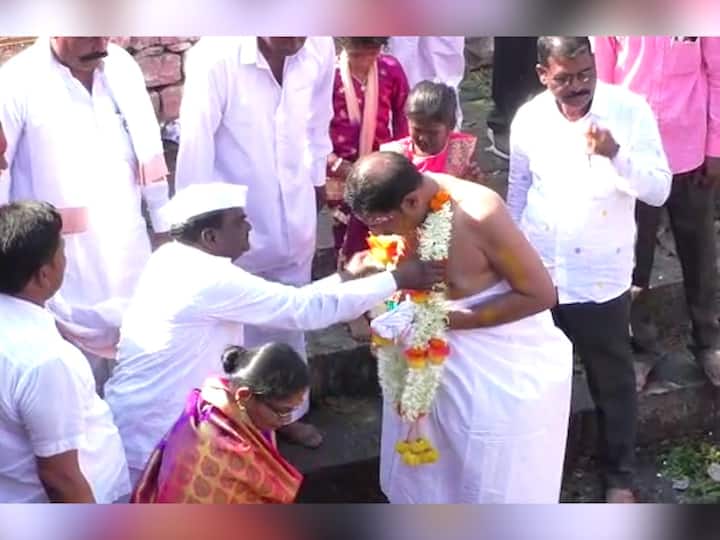 महाराष्ट्र आणि कर्नाटकसह इतर राज्यातील जग जोगत्यांचे आणि भाविकांचे आराध्य दैवत असणाऱ्या पंढरपूर तालुक्यातील  कासेगावच्या  यल्लम्मा देवीच्या यात्रेस आजपासून सुरुवात झाली. image 1