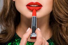 Red Lipstick Ban : 'या' देशात महिलांनी रेड लिपस्टिक लावण्यावर बंदी, कारण काय?