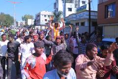 PHOTO: गावाला पाणी पाजणाऱ्या पाणीपुरवठा कर्मचाऱ्याला गावकऱ्यांनी बनवलं सरपंच