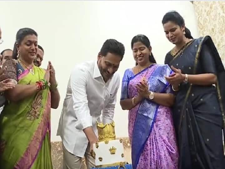 AP CM YS Jagan Birthday Celebrations With Party Leaders At His Home, check details YS Jagan Birthday: సీఎం నివాసంలో జగన్ బర్త్‌డే వేడుకలు - కేక్ కట్ చేయించిన మంత్రులు- ప్రముఖుల శుభాకాంక్షలు