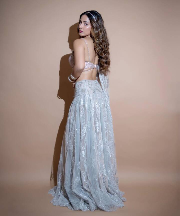 हसीना पारंपरिक लूकमध्ये खूपच सुंदर दिसते. तिच्या स्टायलिश आउटफिट्समध्ये ती स्वत:ला दाखवण्यात कोणतीही कसर सोडत नाही.(फोटो सौजन्य :realhinakhan/इंस्टाग्राम)