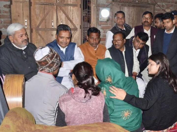 up news firozabad minister jaiveer singh met deceased lawer family and gave 5 lakh aid ann Firozabad News: वकील शिवशंकर हत्या मामले में पीड़ित परिवार से मिले मंत्री जयवीर सिंह, 5 लाख दी सहायता राशि