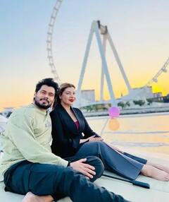 Sambhavna Seth Pics: દુબઇમાં પતિ સંગ રોમેન્ટિક થઇ સંભાવના શેઠ, ફેન્સ સાથે શેર કરી તસવીરો