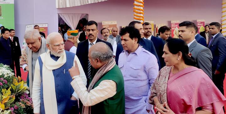 या पदार्थांमध्ये बाजरीची खिचडी, नाचणी डोसा, नाचणीची भाकरी, ज्वारीची भाकरी, हळदीची भाजी, बाजरी चुरमा यांचा समावेश होता. गोड पदार्थांमध्ये बाजरीची खीर तसंच बाजरीच्या केकचा समावेश होता.