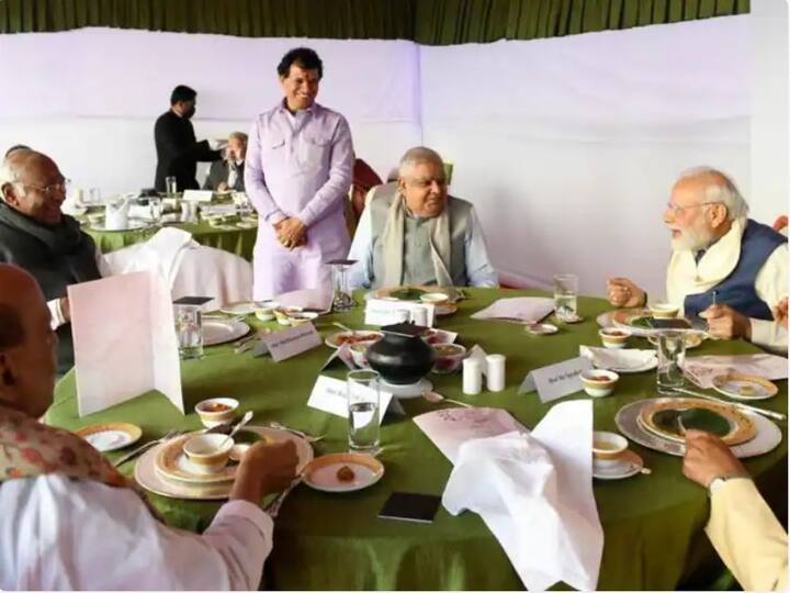 दिल्लीत मंगळवारी 'इंटरनेशनल ईयर ऑफ मिलेट्स' निमित्त संसद भवन संकुलात मिलेट्स (बाजरी) विशेष मेजवानीचं आयोजन करण्यात आलं होतं. विशेष मेजवानीत पंतप्रधान मोदींसह सर्व खासदारांनी भरड धान्यापासून बनवलेल्या खास पदार्थांचा आस्वाद घेतला.