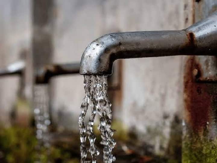 Karimnagar Corporation Leakage Problems In Drinking Water Pipe Lines Karimnagar News: కరీంనగర్ లో తాగునీటి పైపుల లీకేజీ, నిధులు వృథా అవుతున్నాయని ప్రజల ఆందోళన