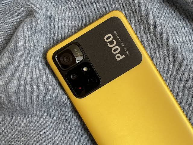 POCO M4 Pro 5G : इस स्मार्टफोन की कीमत 13099 रुपये है. यह कीमत इसके 4GB RAM और 64GB स्टोरेज वैरिएंट की है. इस फोन में 6.6 इंच की डिस्प्ले दी गई है. इसमें 5000 mAh की बैटरी दी गई है.