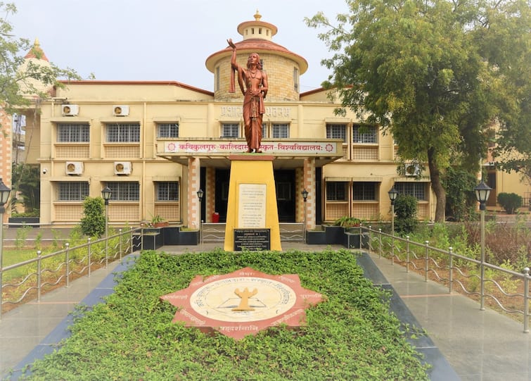 Nagpur Bhagat Singh Koshyari at Kavikulguru Kalidas Sanskrit University convocation and PV Narasimha Rao statue inauguration Nagpur: राज्यपाल कोश्यारी पी.व्ही. नरसिंहरावांच्या पुतळ्याच्या बाजूने गेले, पण अनावरण झालं नाही; संस्कृत विद्यापीठातील पुतळा राजकीय वादामुळे झाकून