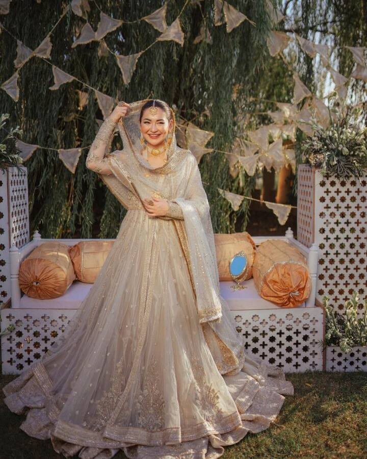 हानिया का बैज कलर का लहंगा भी किसी भी फंक्शन के लिए फर्स्ट चॉइस हो सकता है.इस पर आप हेवी जूलरी कैरी कर सकती हैं.