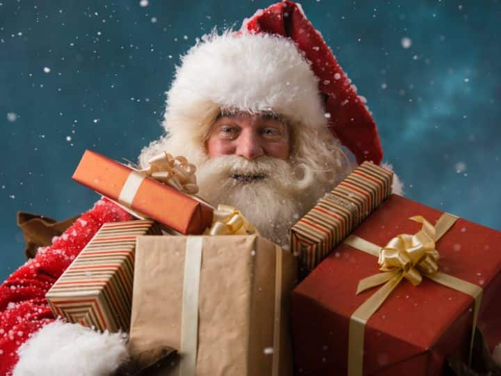 Christmas 2022 : तुम्हालाही कोणाचा 'सिक्रेट सांता' (Secret Santa) बनायचं असेल, तर तुमच्या कुटुंबियांना आणि मित्रांना प्रेम दाखवण्यासाठी ही योग्य वेळ आहे.