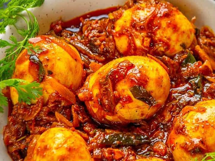 टमाटर डालें और तेल छोड़ने तक भूनें. इसके बाद पैन में झींगे डालें और एक मिनट तक चलाएं. पैन को आंच से उतारें और नारियल के दूध में मिलाएं, पैन को वापस गरम करें और उबाल लें.  झींगे को नारियल के दूध में तब तक पकाएं जब तक कि ग्रेवी गाढ़ी न हो जाए. अब, तैयार करी में इमली का पेस्ट और नमक डालें और उबाल आने दें. श्रिम्प करी को एक सर्विंग बाउल में डालें और उबले अंडे से सजाकर आधा काटें और स्टीम्ड राइस के साथ सर्व करें.