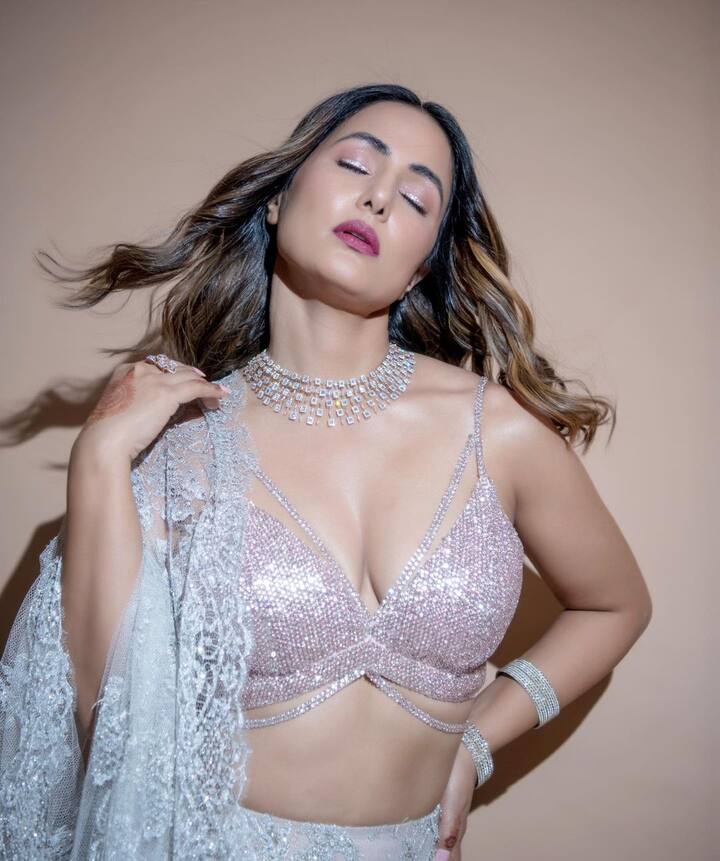 विशेष म्हणजे हिना खान सध्या तिच्या आगामी चित्रपट 'कंट्री ऑफ द ब्लाइंड'मुळे चर्चेत आहे.(फोटो सौजन्य :realhinakhan/इंस्टाग्राम)