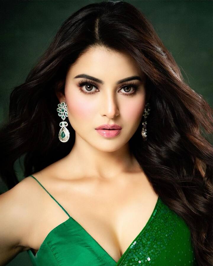 अगर आपको भी अपनी फ्रेंड के मेंहदी फंक्शन के लिए ग्रीन साड़ी पहननी है तो एक्ट्रेस उर्वशी रौतेला की तरह आप भी कहर ढा सकती हैं. ग्रीन साड़ी में उर्वशी को देखकर लोग उनके दीवाने बन बैठे हैं.