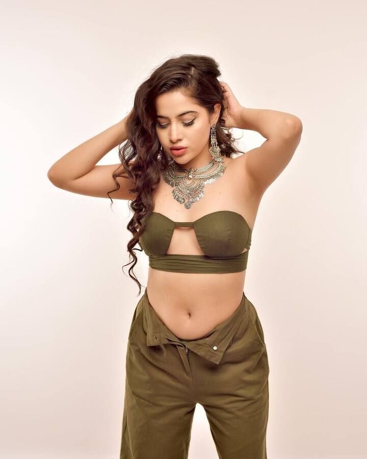 उर्फी जावेद के पास बेशक अभी कोई प्रोजेक्ट हो न हो लेकिन उन्हें लाइमलाइट में बने रहना अच्छे से आता है. सुर्खियों में छाई रहने के लिए उर्फी कोई भी पैंतरा अपना सकती हैं.