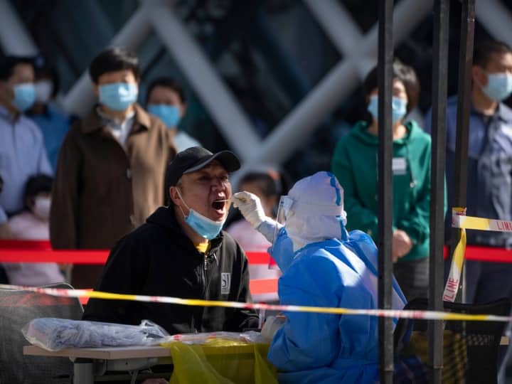 Coronavirus Cases In China Beijing has become engulfed by a tsunami of COVID cases Coronavirus In China: चीन में कोरोना से हाहाकार, अकेले बीजिंग में एक दिन में एंबुलेंस के लिए 30 हज़ार कॉल