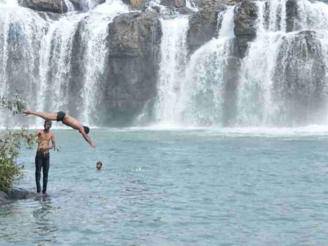 Viral Video: వాటర్ ఫాల్స్ వద్దకు వెళ్లినప్పుడు జాగ్రత్త, ఇలాంటి ప్రమాదాలు జరుగుతాయ్ - వైరల్ వీడియో Viral Video Tourists Being Washed Away By Flash Flood At Philippines Waterfall Watch Viral Video: వాటర్ ఫాల్స్ వద్దకు వెళ్లినప్పుడు జాగ్రత్త, ఇలాంటి ప్రమాదాలు జరుగుతాయ్ - వైరల్ వీడియో