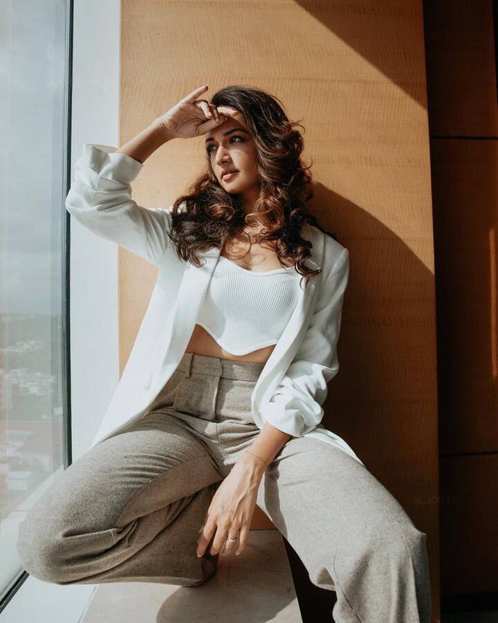 శాన్వీ శ్రీవాత్సవ...'ల‌వ్‌లీ' సినిమాలో ఆది సాయి కుమార్ జోడీగా నటించింది. ఆ తర్వాత తెలుగులో కొన్ని సినిమాలు చేసినా ఆశించినంత గుర్తింపు రాలేదు. ప్రస్తుతం ఇతర భాషల్లో అదృష్టం పరీక్షించుకుంటోంది.