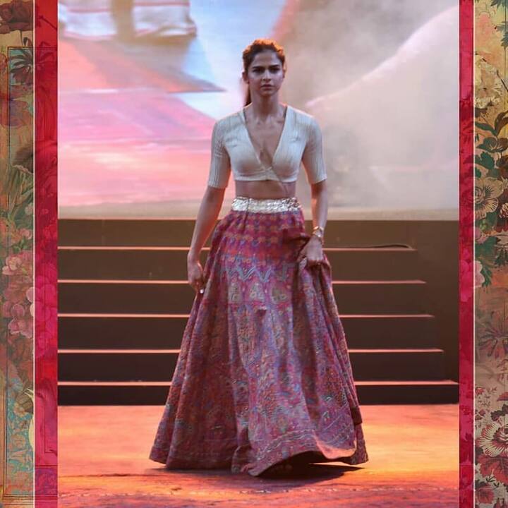 सोशल मीडियावर शालिना नथानी (Shaleena Nathani)   आपल्या स्टायलिश लूकसह बॉलिवूड अभिनेत्रींशी स्पर्धा करताना दिसत आहे.