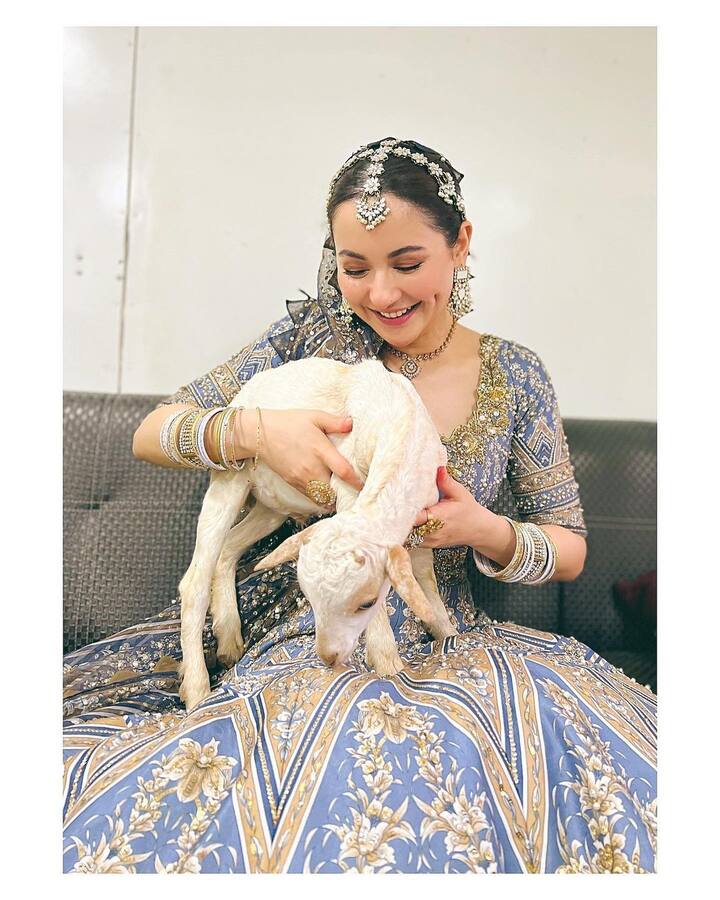 हानिया आमिर का ये पाउडर ब्लू कलर का लहंगा वाकई खूबसूरत है. अगर आप संगीत सेरेमनी के लिए ड्रेस की तलाश में हैं ,तो आप इस लहंगे से इंस्पिरेशन ले सकती हैं. यह वाक्य आपको क्लासी और खूबसूरत लुक दे सकता है.