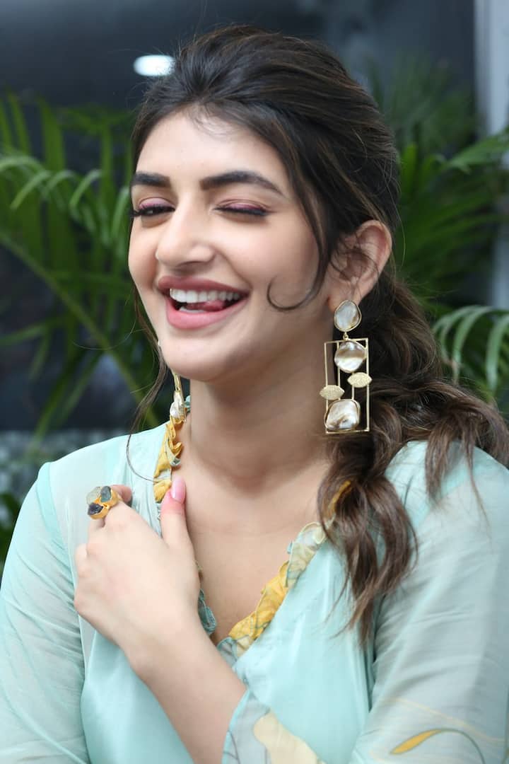 అటు బాలకృష్ణ, అనిల్ రావిపూడి సినిమాలో కీలక పాత్రలో కనిపించింది.