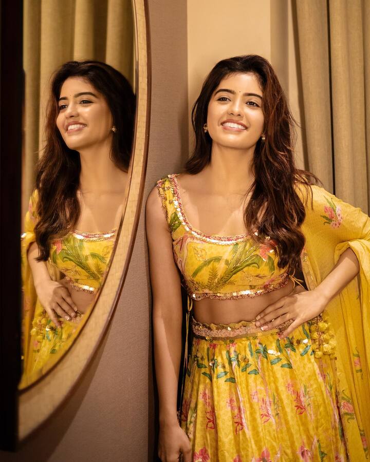 ‘రెడ్’ సినిమాతో టాలీవుడ్ లోకి అడుగు పెట్టింది. Photo Credit: amritha_aiyer/instagram