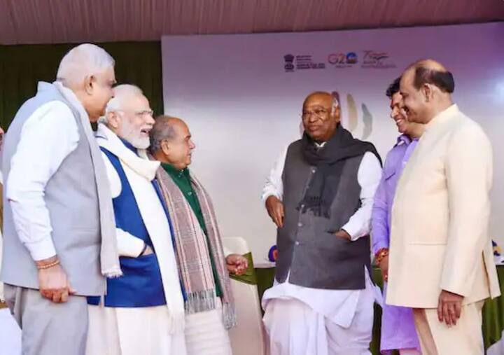 Millet Food Festival: दिल्लीमध्ये संसद भवन परिसरात इंटरनॅशनल इयर ऑफ मिलेट्सचं आयोजन करण्यात आलं आहे. या फुड फेस्टिवलमध्ये पंतप्रधान नरेंद्र मोदींसह खासदारांनी भरड धान्यापासून बनवलेल्या खास पदार्थांची चव चाखली.