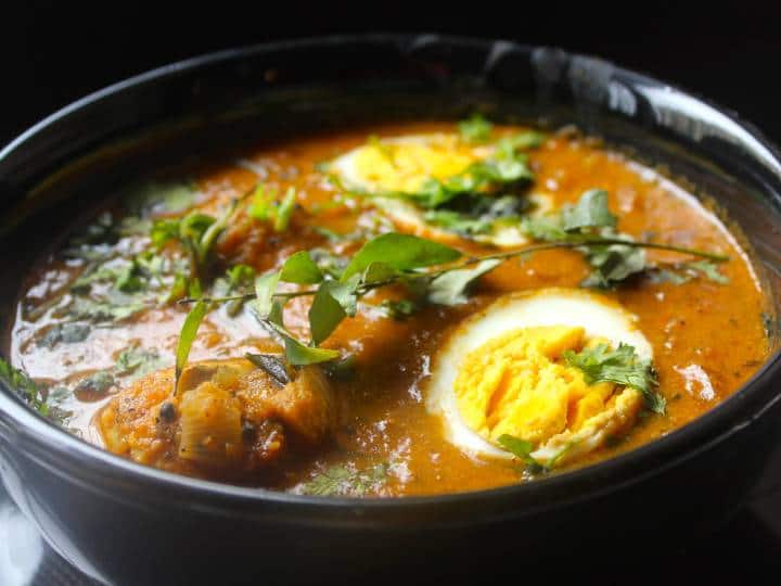 मध्यम आंच पर एक गहरे तले वाले नॉन-स्टिक पैन में तेल गरम करें और उसमें करी पत्ते के साथ कटा हुआ प्याज डालें. हल्का सुनहरा होने तक भूनें और फिर पैन में लहसुन-अदरक का पेस्ट, हरी मिर्च और लाल मिर्च पाउडर डालकर नमी खत्म होने तक भूनें.