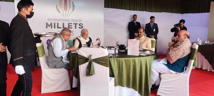 यावेळी त्यांच्यासोबत कृषीमंत्री नरेंद्र तोमर, संरक्षण मंत्री राजनाथ सिंह, राज्यसभेचे अध्यक्ष जगदीप धनकर आणि माजी पंतप्रधान एचडी देवगौडा बसले होते.