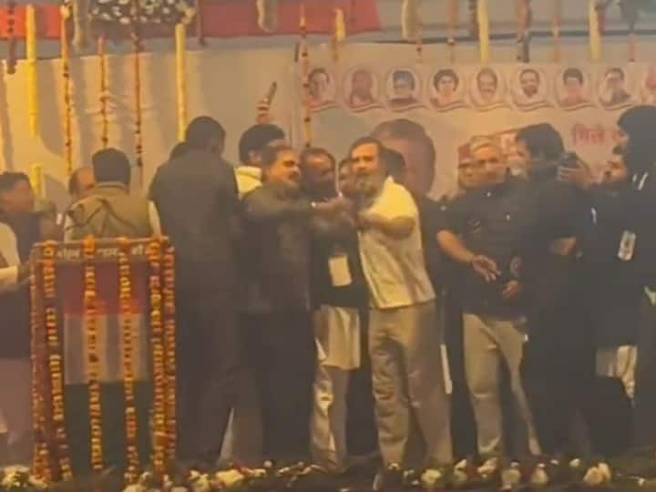 Bharat Jodo Yatra: मंच पर अचानक सेल्फी लेने लगा समर्थक तो राहुल गांधी ने हाथ पकड़कर झटका, देखें Video