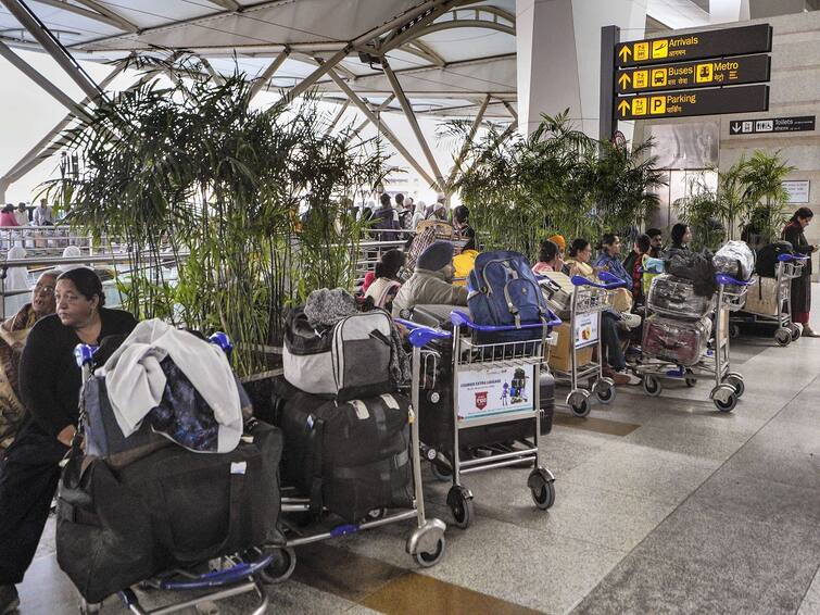 Airport Guidelines: Now do not keep out phone charger and laptop from bag rules to be change Airport Guidelines: એરપોર્ટ પર હવે ફોન ચાર્જર અને લેપટોપને બેગમાંથી કાઢવાની નહીં પડે જરૂર, બદલાવા જઈ રહ્યા છે નિયમ