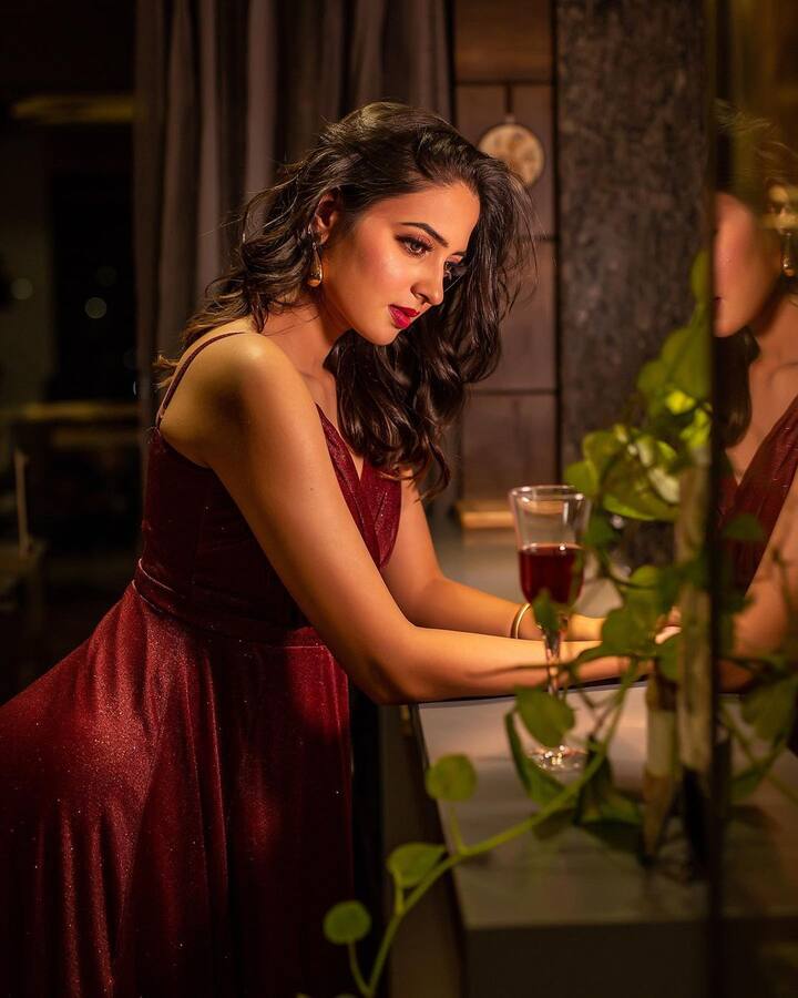 अभिनेत्री विदुला चौगुलेनं तिच्या ग्लॅमरस लूकमधील फोटो सोशल मीडियावर शेअर केले आहेत.  (Vidula Chougule/instagram)