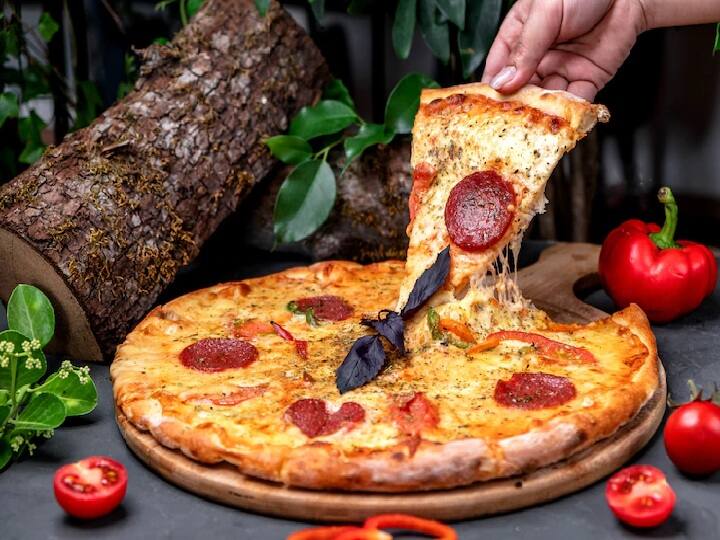 Pizza Recipe You are also a pizza lover so make quick pizza at home in this way children will become your fan Pizza Recipe: आप भी हैं पिज्जा लवर, तो इस तरह घर पर ही बना लें फटाफट पिज्जा, बच्चे फैन हो जाएंगे आपके