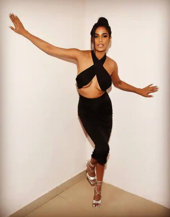 Poonam Pandey Look: ਸ਼ੋਅ ਲਾਕਅੱਪ ਤੋਂ ਮਸ਼ਹੂਰ ਹੋਈ ਪੂਨਮ ਪਾਂਡੇ ਨੂੰ ਹਰ ਕੋਈ ਜਾਣਦਾ ਹੈ। ਅਦਾਕਾਰਾ ਦਾ ਹੌਟ ਲੁੱਕ ਦੇਖ ਕੇ ਲੋਕ ਦੀਵਾਨੇ ਹੋ ਜਾਂਦੇ ਹਨ। ਹਾਲ ਹੀ 'ਚ ਮੈਡਮ ਆਪਣੇ ਦੋਸਤ ਦੀ ਜਨਮਦਿਨ ਪਾਰਟੀ 'ਚ ਪਹੁੰਚੀ ਸੀ।