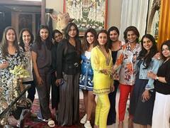 Namrata Shirodkar: ఫన్ లంచ్ విత్ ఫన్ ఫ్రెండ్స్!