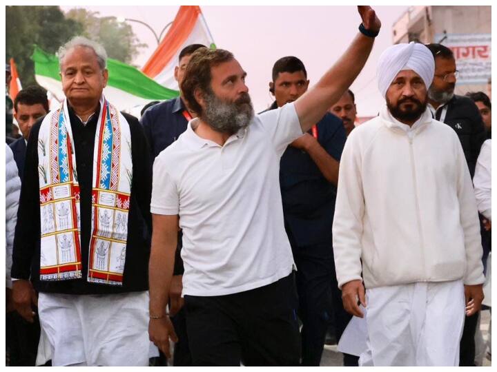 Charanjit Singh Channi with Rahul Gandhi: पंजाब के पूर्व सीएम चरणजीत सिंह चन्नी पंजाब विधानसभा चुनाव में हार के बाद सुर्खियों से गायब हो गए थे.