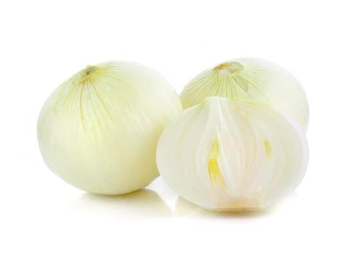 White onion benefits for hair Hair fall is not stopping using white onion in this way will help you white onion benefits for hair: बालों का झड़ना नही हो रहा बंद, सफेद प्याज को इस तरह इस्तेमाल करने से मिलेगी निजात