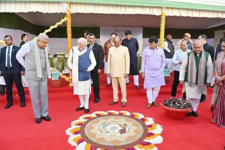 पंतप्रधान मोदींसह लोकसभा आणि राज्यसभेच्या खासदारांनी या पदार्थांच्या चवीचं कौतुक केलं. बाजरी मेजवानीचा कार्यक्रम कृषी मंत्रालयानं आयोजित केला होता. केंद्रीय कृषी राज्यमंत्री कैलाश चौधरी यांच्या मार्गदर्शनाखाली बाडमेर संघानं बाजरीचे खास पदार्थ तयार केले.