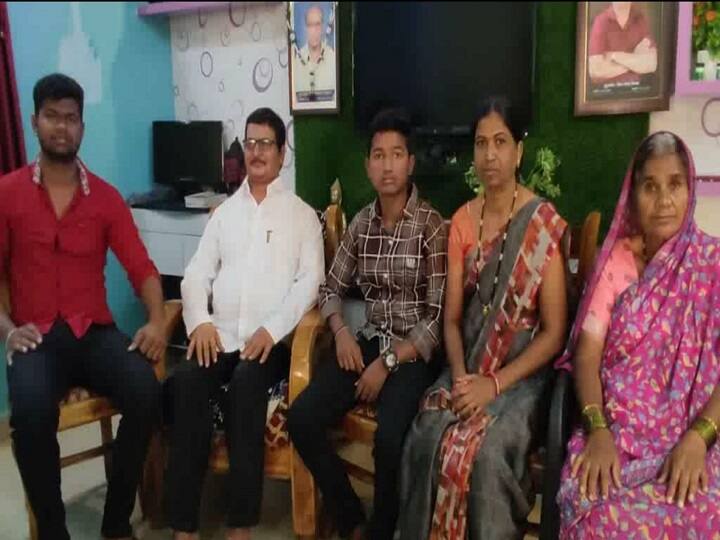 Buldhana News Younger brother traumatized by fathers death due to covid 19 elder brother gives silicon statue of his late father as a gift Buldhana News : कोरोनामुळे बाप गेला, धक्क्यातून धाकटा भाऊ सावरेना; बर्थडेला मोठ्या भावाकडून वडिलांचा सिलिकॉनचा पुतळा भेट