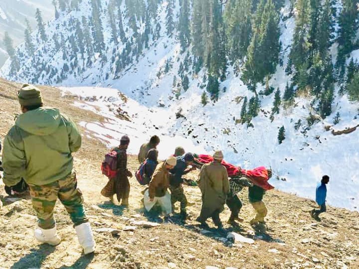 Chinar Corps evacuate a pregnant lady from Gurez kashmir gave birth to a girl in hospital कश्मीर में बर्फीली पहाड़ी पर फंसी गर्भवती महिला को चिनार कॉर्प्स ने किया रेस्क्यू, अस्पताल में दिया बच्ची को जन्म