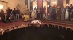 Viral Video: ਜ਼ਮੀਨ ਖਿਸਕਣ ਕਾਰਨ ਵਿਆਹ 'ਚ ਨੱਚ ਰਹੇ 20 ਤੋਂ ਵੱਧ ਮਹਿਮਾਨ ਖਾਈ 'ਚ ਡਿੱਗੇ, ਹੈਰਾਨ ਕਰਨ ਵਾਲੀ ਵੀਡੀਓ ਆਈ ਸਾਹਮਣੇ