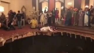 Viral Video: ਜ਼ਮੀਨ ਖਿਸਕਣ ਕਾਰਨ ਵਿਆਹ 'ਚ ਨੱਚ ਰਹੇ 20 ਤੋਂ ਵੱਧ ਮਹਿਮਾਨ ਖਾਈ 'ਚ ਡਿੱਗੇ, ਹੈਰਾਨ ਕਰਨ ਵਾਲੀ ਵੀਡੀਓ ਆਈ ਸਾਹਮਣੇ