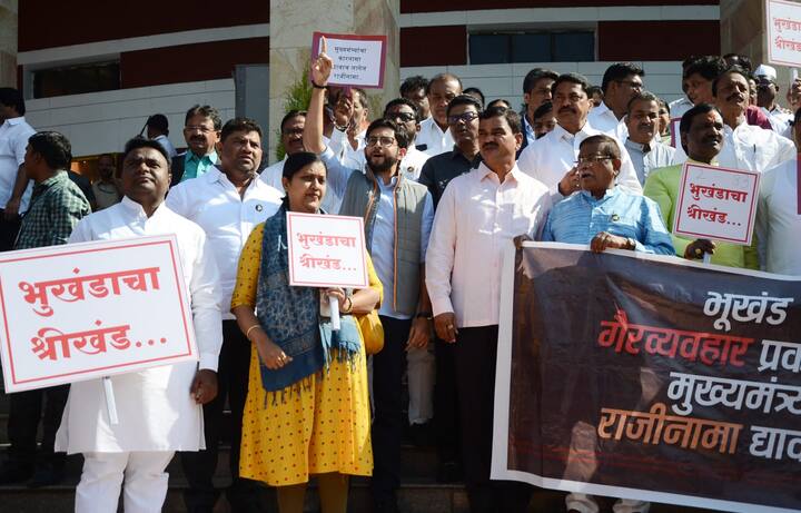 नागपूर सुधार प्रन्यासने दिलेल्या भूखंडांचा मुद्दा आजही विधानभवनात आणि पायऱ्यांवर गाजला.