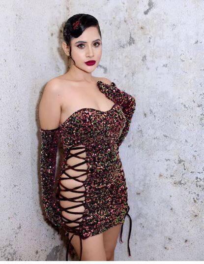 ਉਰਫੀ ਜਾਵੇਦ ਕੋਲ ਭਾਵੇਂ ਅਜੇ ਕੋਈ ਪ੍ਰੋਜੈਕਟ ਨਹੀਂ ਹੈ ਪਰ ਉਸਨੂੰ ਲਾਈਮਲਾਈਟ ਵਿੱਚ ਬਣੇ ਰਹਿਣਾ ਆਉਂਦਾ ਹੈ। ਸੁਰਖੀਆਂ 'ਚ ਬਣੇ ਰਹਿਣ ਲਈ ਉਰਫੀ ਕੋਈ ਵੀ ਪੈਂਤਰਾ ਅਪਣਾ ਸਕਦੀ ਹੈ।