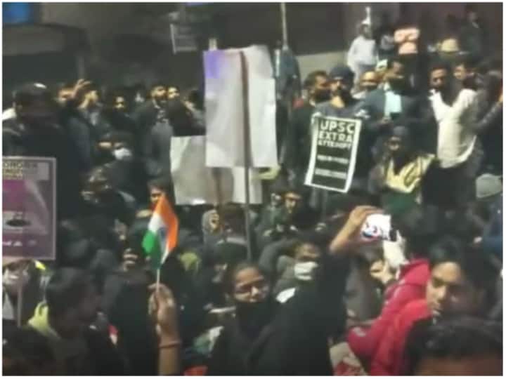 UPSC Protest: दिल्ली की कंपकंपाती सर्दी में देर रात प्रदर्शन करने उतरे UPSC की तैयारी करने वाले छात्र, सरकार से एक और अटैम्प्ट की मांग