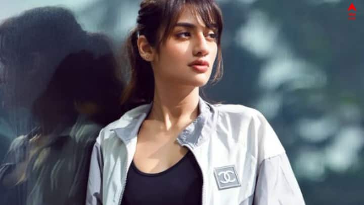 তবে একনও অবধি যেভাবে পরিশ্রম করেন, শরীরচর্চা করে নিজেকে ধরে রেখেছেন, তার প্রশংসা মাঝেমাঝেই সোশ্যালে পান নুসরত